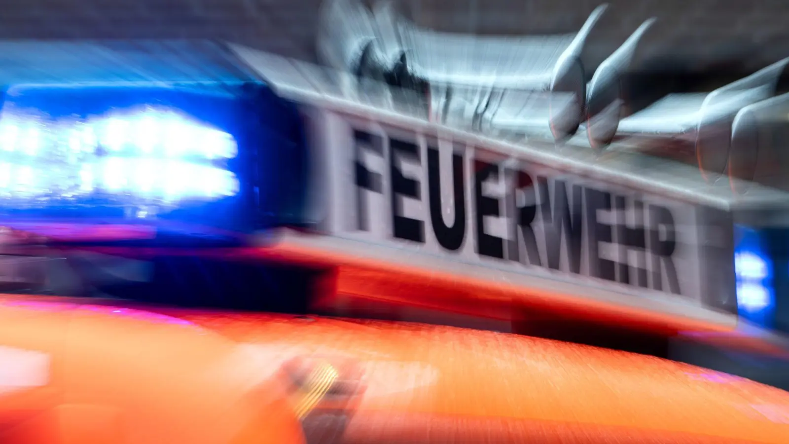 Die Feuerwehr und das Technische Hilfswerk waren mehrere Stunden damit beschäftigt, die brennenden Stroh- und Heuballen zu löschen. (Symbolbild) (Foto: Marijan Murat/dpa)