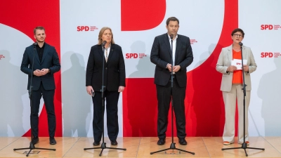 Neue erste Reihe bei der SPD: Tim Klüssendorf, Bärbel Bas und Lars Klingbeil. Die außen stehende Co-Parteichefin Saskia Esken tritt nicht mehr an. (Foto: Christophe Gateau/dpa)