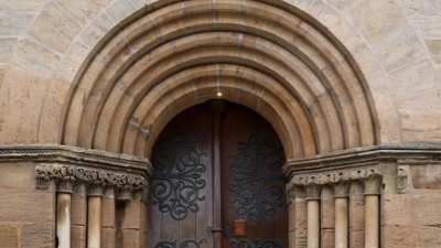 Das Turmportal des Dinkelsbühler Münsters St. Georg ist ein sichtbares Zeugnis der Stauferzeit. (Foto: Martina Haas)