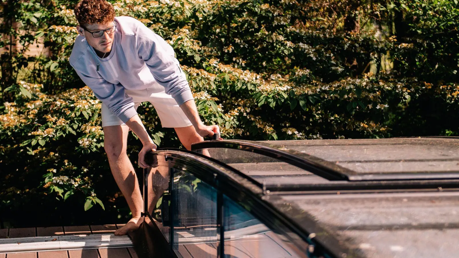 Pools können zur Tierfalle werden: Abdeckungen können Planschbecken und Pools über Nacht sichern. (Foto: Zacharie Scheurer/dpa-tmn)