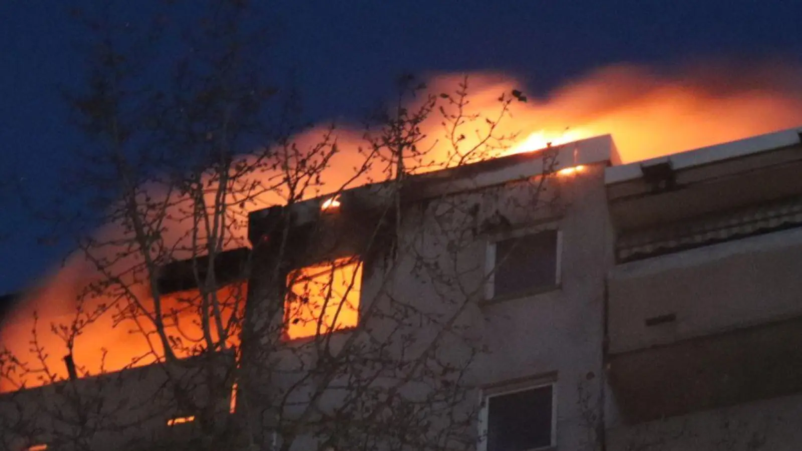 Warum der Brand ausbrach, war zunächst nicht klar.  (Foto: Rene Priebe/PR-Video/dpa)