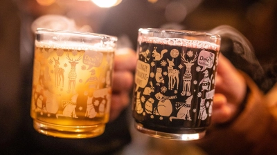 Auf Weihnachtsmärkten wird zwar viel Glühwein getrunken. Gegen die Kälte sind alkoholfreie Getränke jedoch besser geeignet. (Symbolbild) (Foto: Christoph Schmidt/dpa)
