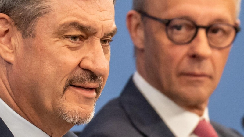 Bayerns Ministerpräsident Markus Söder (l. CSU) bei einer Pressekonferenz mit Bundeskanzler Friedrich Merz (CDU) nach dem Koalitionsausschuss im April. (Archivbild) (Foto: Michael Kappeler/dpa)