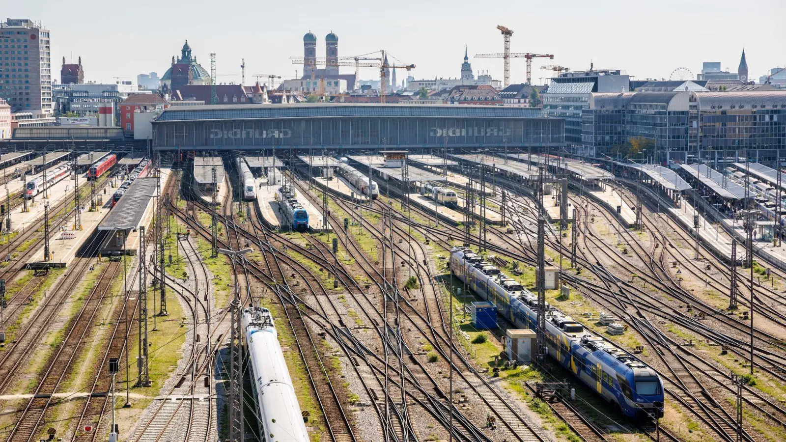 Zehntausende zusätzlicher Bahnreisende werden während der Wiesn erwartet. (Archivfoto) (Foto: Matthias Balk/dpa)