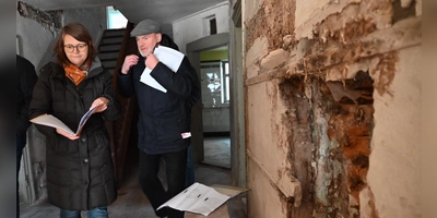 Auf der Suche nach Problemlösungen zwischen Akten und altem Gemäuer: Dr. Simone Hartmann vom Landesamt für Denkmalschutz und Architekt Andreas Burkart im Anwesen Obere Vorstadt 6. (Foto: Wolfgang Grebenhof)