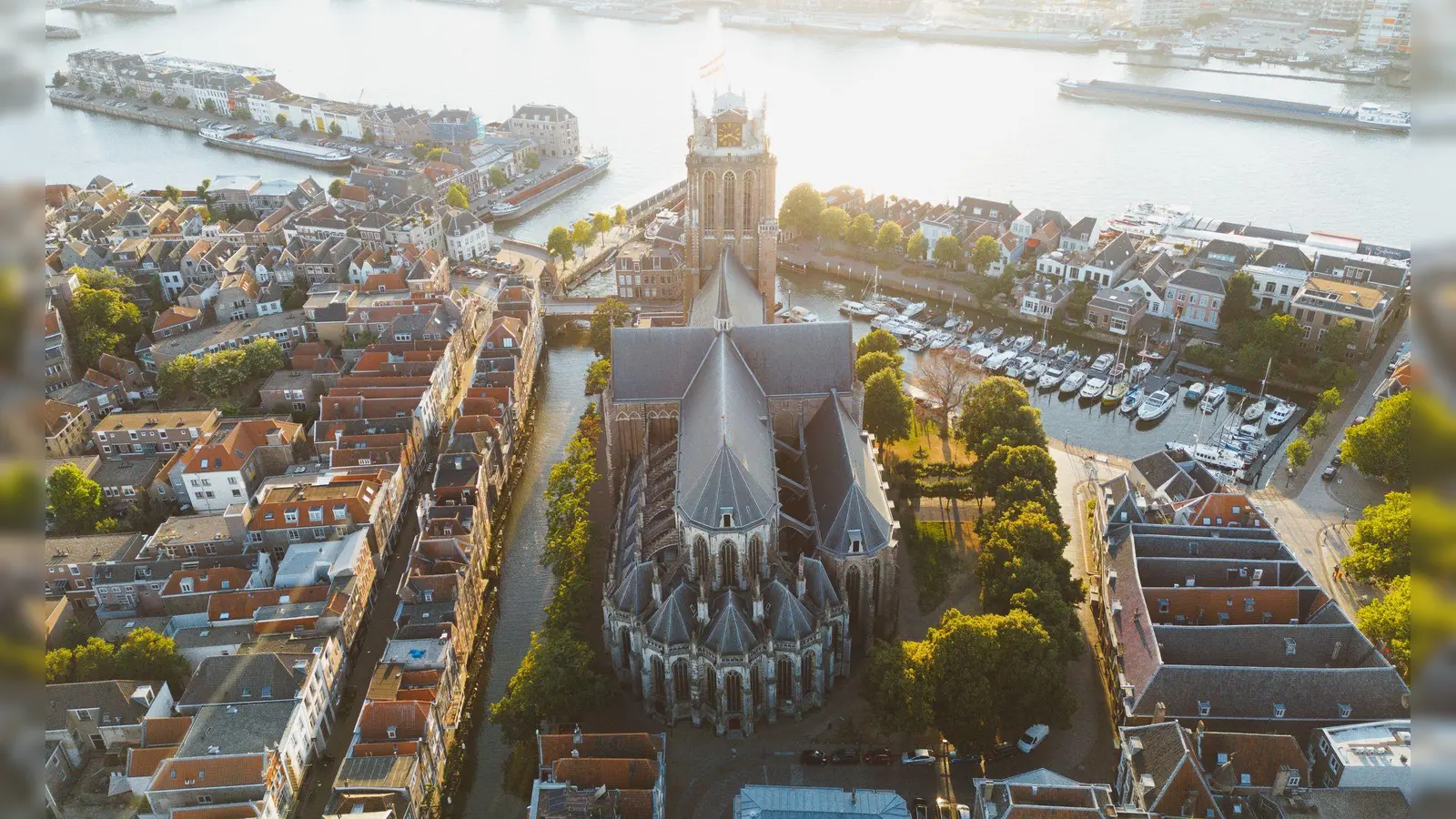Mittelalterliche Pracht: Die Grote Kerk in Dordrecht ist ein Meisterwerk gotischer Architektur und ein beliebtes Ziel für Geschichtsinteressierte. (Foto: Marcel Lesch/Evolumina/NBTC/dpa-tmn)