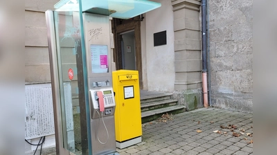 Dass die Telefonsäule am Marktplatz in Bad Windsheim abgebaut wird, ist bereits entschieden. Offen ist, wann dies geschehen wird. (Foto: Nina Daebel)