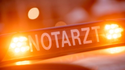 Kollegen des Verletzten wählten nach dem Unfall den Notruf. (Symbolbild) (Foto: Lino Mirgeler/dpa)