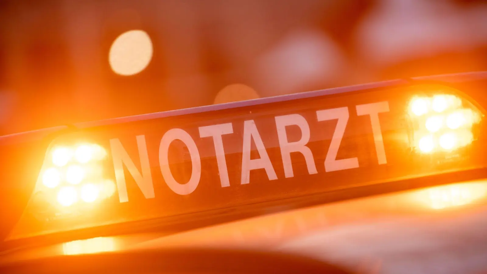 Kollegen des Verletzten wählten nach dem Unfall den Notruf. (Symbolbild) (Foto: Lino Mirgeler/dpa)