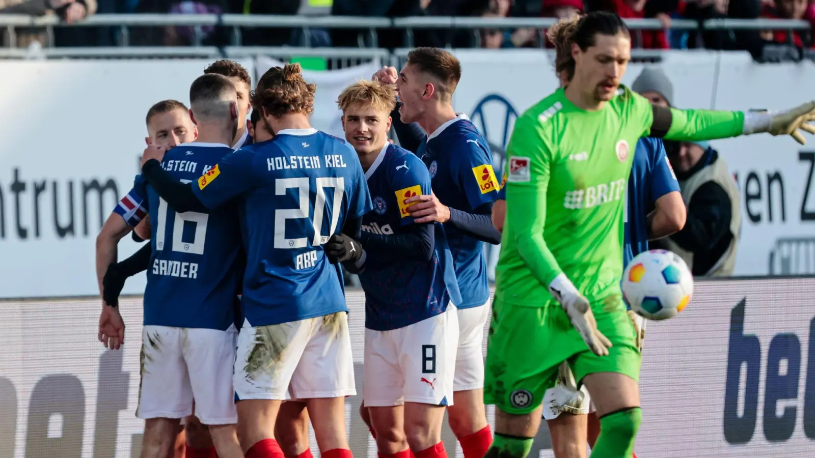 Die Kieler Spieler bejubeln das 1:0 gegen den SV Wehen Wiesbaden. (Foto: Frank Molter/dpa)