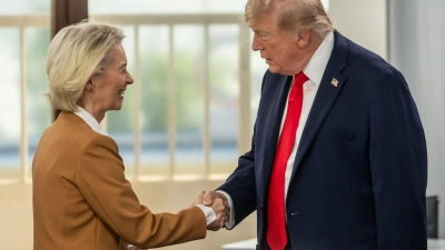 EU-Kommissionspräsidentin von der Leyen und US-Präsident Trump hatten sich im Sommer 2025 nach einem monatelangen Zollkonflikt auf eine Einigung verständigt. (Archivbild) (Foto: Michael Kappeler/dpa-Pool/dpa)