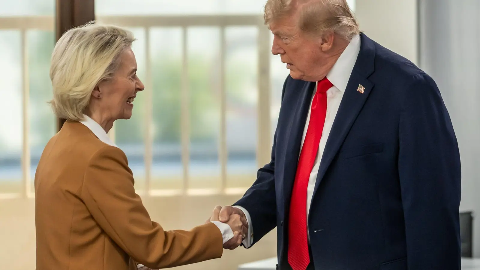 EU-Kommissionspräsidentin von der Leyen und US-Präsident Trump hatten sich im Sommer 2025 nach einem monatelangen Zollkonflikt auf eine Einigung verständigt. (Archivbild) (Foto: Michael Kappeler/dpa-Pool/dpa)