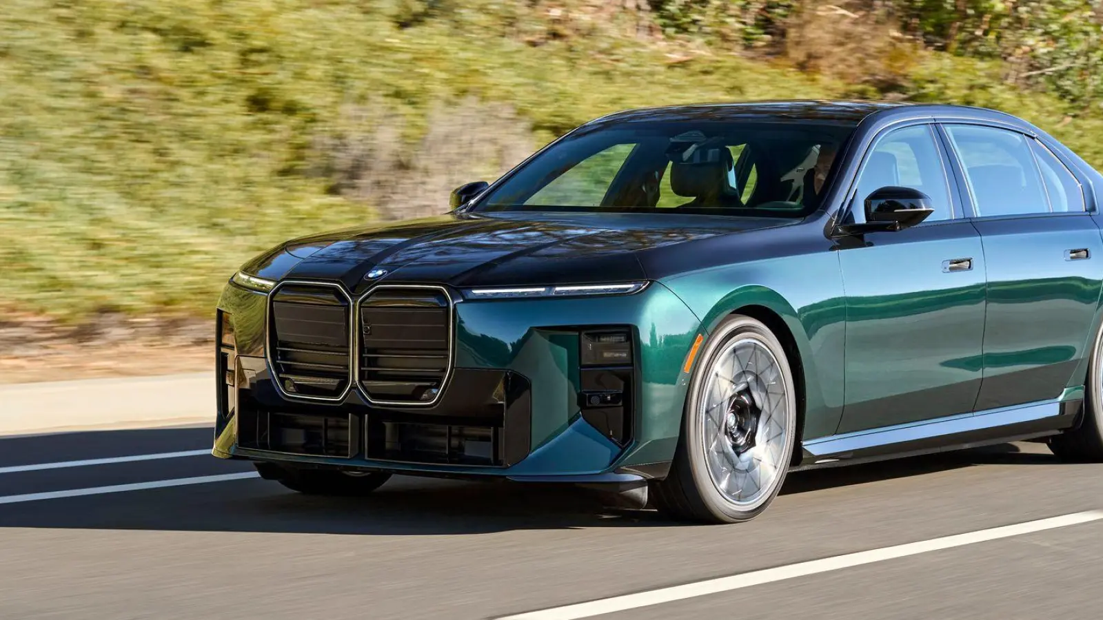 Der neue BMW i7 startet in drei Leistungsstufen. Der hier gezeigte 60 xDrive bringt laut BMW 544 PS auf die Straße. (Foto: Daniel Kraus/BMW AG/dpa-tmn)