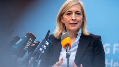 Nach Plänen von Ministerin Warken sollen die Beiträge stabil bleiben können.  (Foto: Michael Kappeler/dpa)