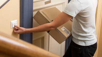 Auf den Paketdienst wartete in Uffenheim ein Schüler sehnsüchtig und erhielt eine offenkundig bewusst vertauschte Ware. (Symbolbild: Christin Klose/dpa-tmn)