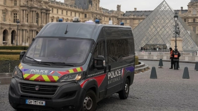 Die Ermittler melden nach dem Raubüberfall auf den Louvre einen Fahndungserfolg. (Archivbild) (Foto: Thibault Camus/AP/dpa)
