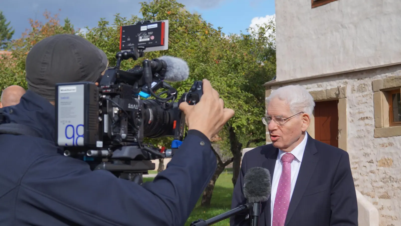 Dr. Josef Schuster war am 15. Oktober 2023 zur Einweihung der Synagoge im Freilandmuseum in Bad Windsheim Festredner und stellte sich den Fragen der Reporter und Reporterinnen auch zum Attentat. (Archivbild: Nicole Gunkel)