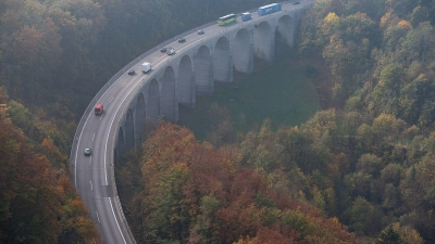 Autofahrerinnen und Autofahrer können die A8 am Albauftstieg wieder nutzen. (Archivbild) (Foto: Sebastian Gollnow/dpa)