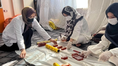 In der Seifen-Manufaktur von Rukia Resai arbeiten fast nur Frauen. (Foto: Fardina Akbari/dpa)