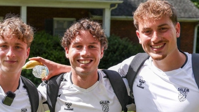 Von links: Linus, Fynn und Noah vor ihrer Studenten-WG in Winston-Salem. (Foto: Jan Woitas/dpa)