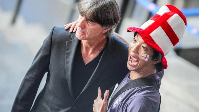 Joachim Löw soll einem Medienbericht zufolge am Trainerjob der englischen Nationalmannschaft interessiert sein. (Foto: Michael Kappeler/dpa)