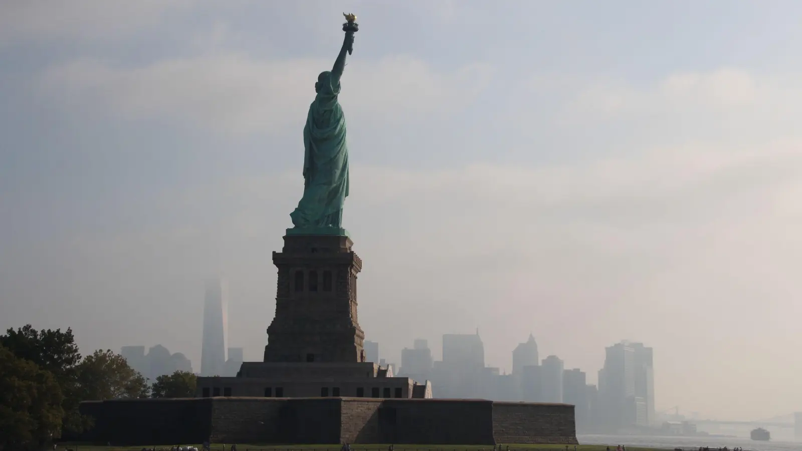 Die Freiheitsstatue war oft das Erste, was Flüchtlinge und Auswanderer von Amerika sahen - und deshalb erinnerten sie sich ihr ganzes weiteres Leben daran (Archivbild). (Foto: Christina Horsten/dpa/dpa-tmn)