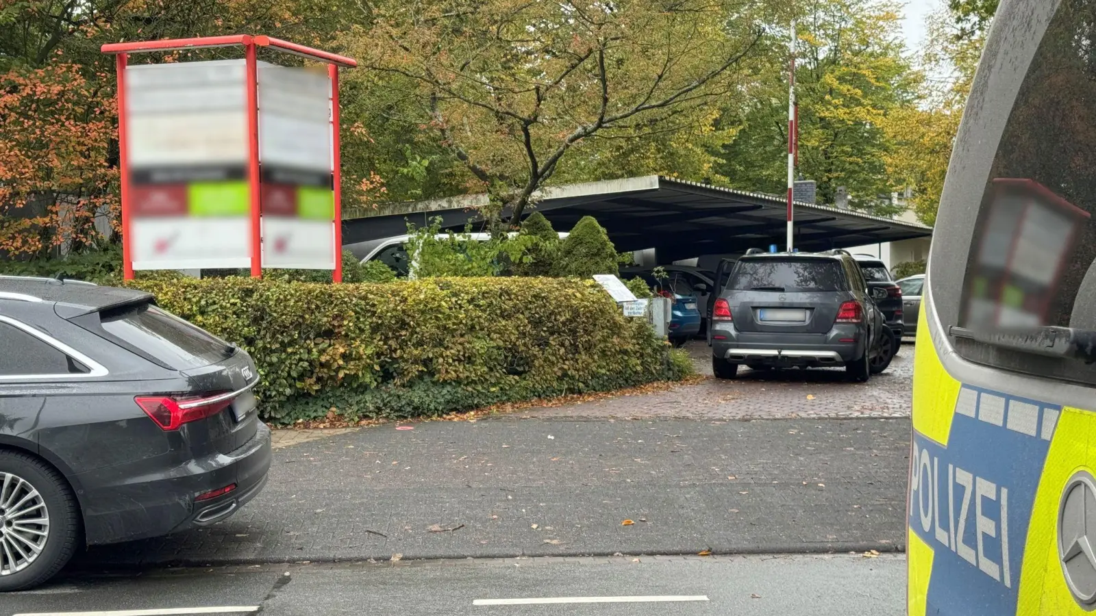Großeinsatz der Polizei an Berufskolleg: Eine Schülerin wurde mit einem Messer angegriffen (Foto: Christian Müller/dpa)