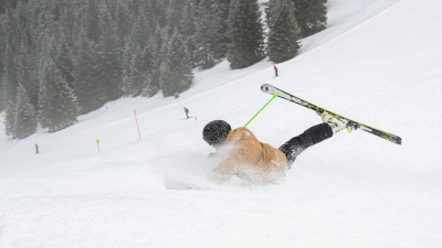 Gestürzt und verletzt? Für solche Fälle sollten Skifahrer wissen, wie sie am Berg Hilfe verständigen können. (Foto: Benjamin Nolte/dpa-tmn)