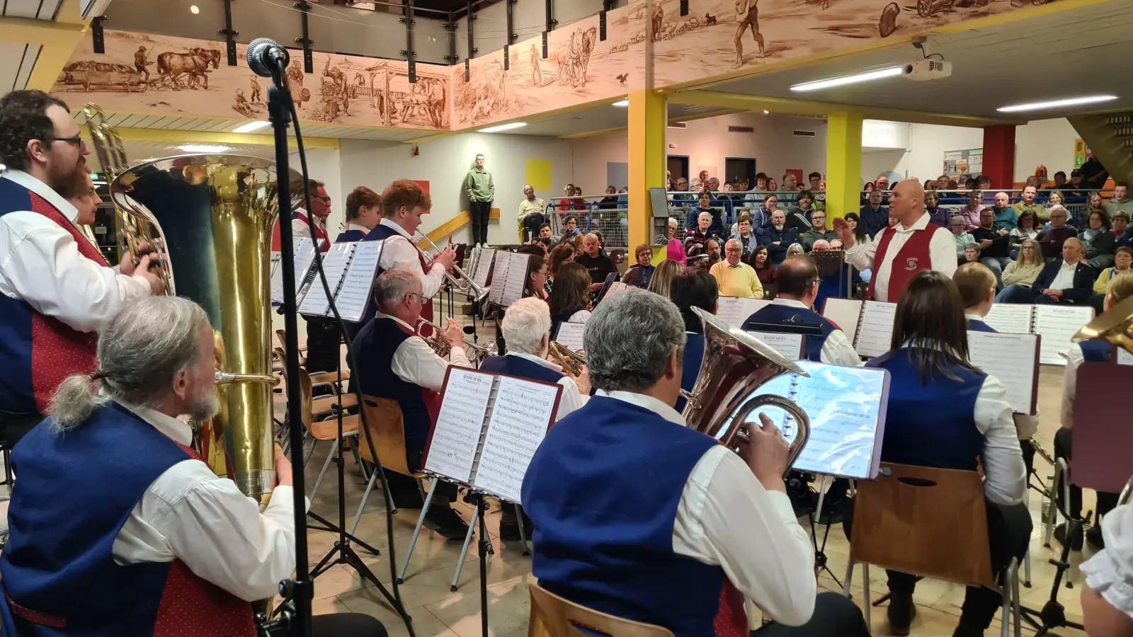 Die Stadtkapelle legte einen dynamischen Start ins neue Jahr hin. Jürgen Strauß dirigierte. (Foto: Margit Schwandt)