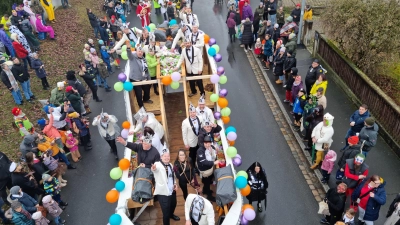 Beim Faschingsumzug in Emskirchen ist das Stimmungsbarometer schon bei der Zugaufstellung stark ansteigend. Es findet in einem bunten und ausgelassenen Gaudiwurm zur Begeistungen der Zuschauer eine sehr gelungene Fortsetzung. (Foto: Rainer Weiskirchen)