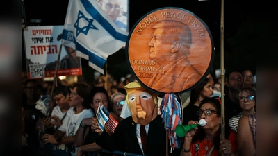 Bei der Kundgebung in Tel Aviv waren „Danke Trump“-Sprechchöre zu hören. (Foto: Emilio Morenatti/AP/dpa)