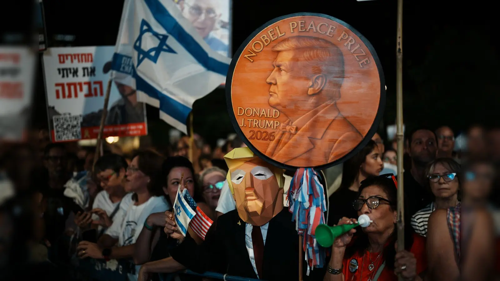 Bei der Kundgebung in Tel Aviv waren „Danke Trump“-Sprechchöre zu hören. (Foto: Emilio Morenatti/AP/dpa)