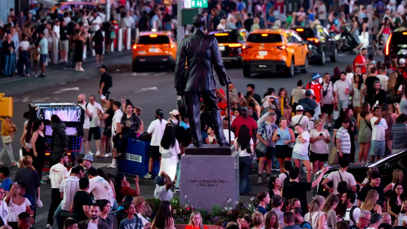 Im nächtlichen Treiben des Times Square wurden drei Menschen durch Schüsse verletzt. (Symbolbild) (Foto: Sven Hoppe/dpa)