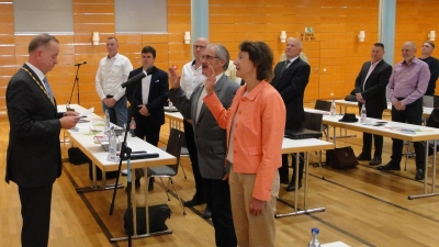 Oberbürgermeister Thomas Deffner nimmt Elke Homm-Vogel und Dr. Markus Bucka den Eid ab. Sie fungieren auch in den kommenden sechs Jahren als Stellvertreterin und Stellvertreter des Oberbürgermeisters. (Foto: Winfried Vennemann)