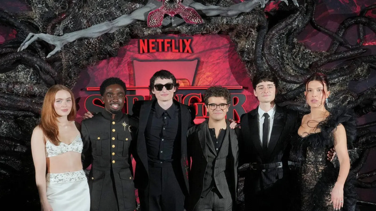 Stars der Serie „Stranger Things“: Sadie Sink, Caleb McLaughlin, Finn Wolfhard, Gaten Matarazzo, Noah Schnapp und Millie Bobby Brown im November in Los Angeles (von links nach rechts). (Archivbild) (Foto: Jordan Strauss/Invision/AP/dpa)