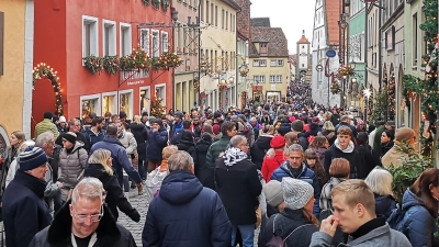 Ziemlich starker Fußgängerverkehr herrschte da teilweise in der Schmiedgasse. Das Foto entstand am Samstagnachmittag. (Foto: Jürgen Binder)