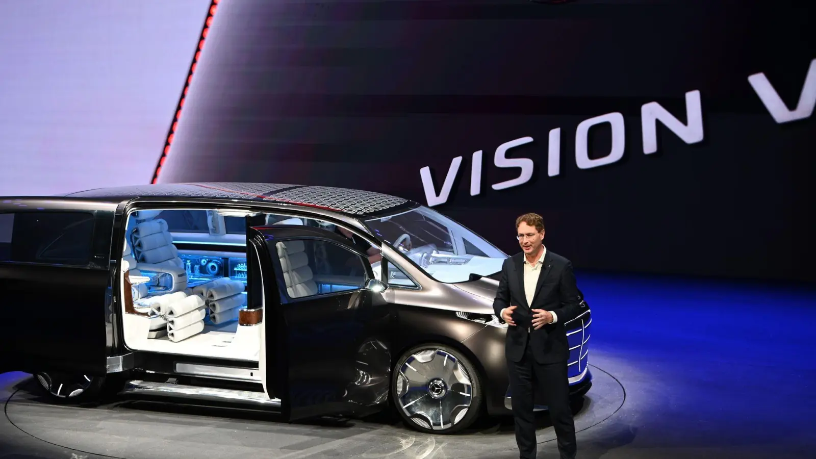 Mercedes Chef Ola Källenius vor dem Vision V - der Wagen soll ein Blick in die Zukunft von Vans der Marke Mercedes sein. (Foto: Johannes Neudecker/dpa)