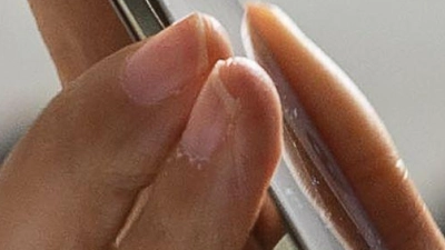 Eine Teilnehmerin der Vorstellung neuer iPhone-Modelle von Apple probiert das neue iPhone Air aus. (Foto: Andrej Sokolow/dpa)