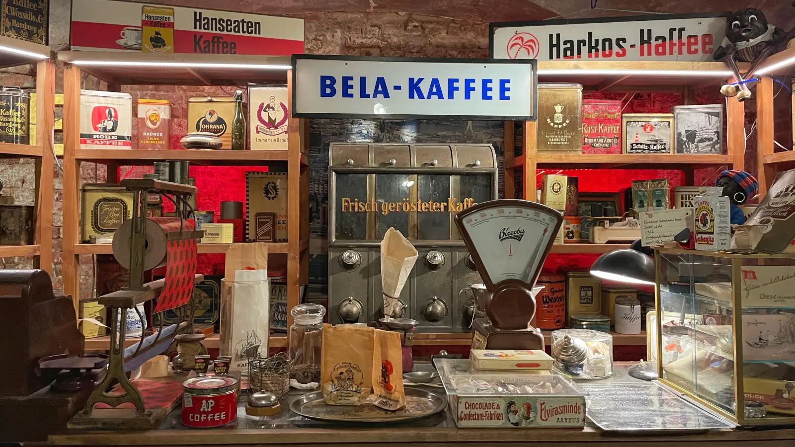 Erinnerungen an alte Marken und historisches Ladeninventar: ein Raum im Kaffeemuseum Burg. (Foto: Thomas Wirth)