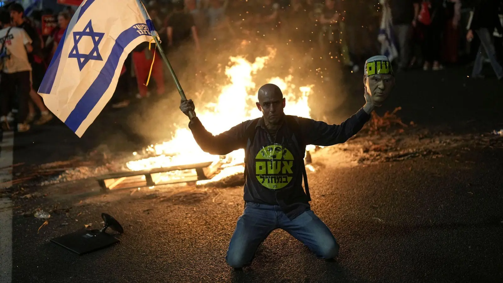 Zahreiche Menschen in Israel gingen nach der Entlassung von Verteidigungsminister Galant auf die Straße.  (Foto: Francisco Seco/AP)