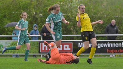 Der SV Weinberg (rechts Mara Grimm, gegen die Fürther Torhüterin Lisa Bayer) will dem 2:1-Sieg gegen Greuther Fürth einen weiteren Erfolg beim Tabellenvorletzten SG Haitz folgen lassen. (Foto: Martin Rügner)
