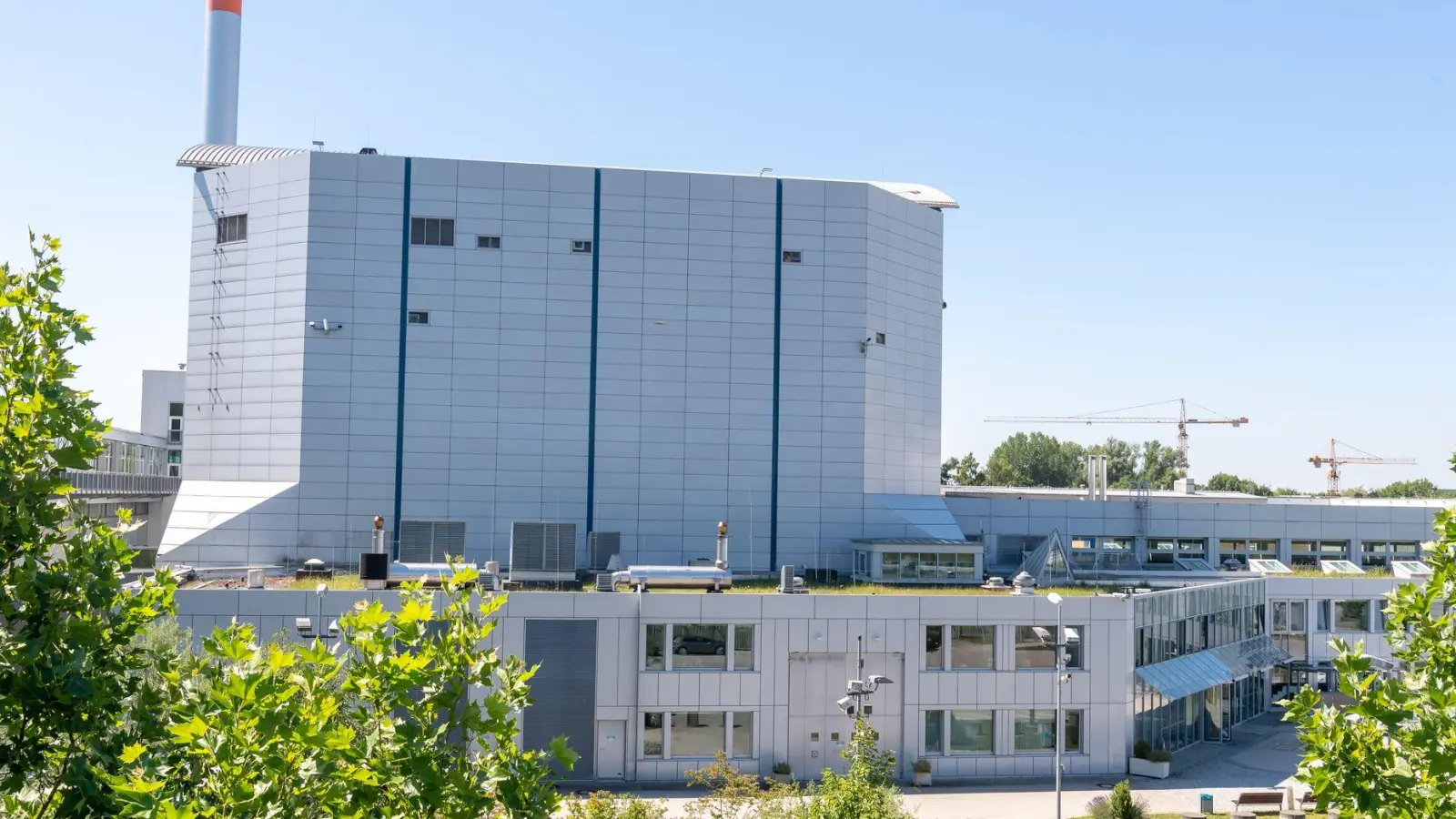 Der Forschungsreaktor FRM II ist wegen seines Brennstoffs umstritten. (Archivbild)  (Foto: Peter Kneffel/dpa)