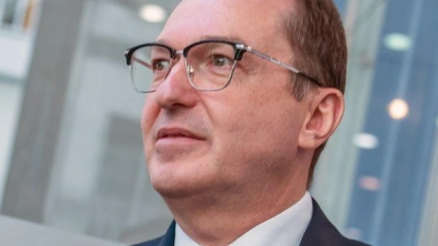 Bei der Vorstellung der Jahresstatistik zur politisch motivierten Kriminalität wurde Bundesinnenminister Alexander Dobrindt (CSU) auch nach der AfD gefragt.  (Foto: Michael Kappeler/dpa)
