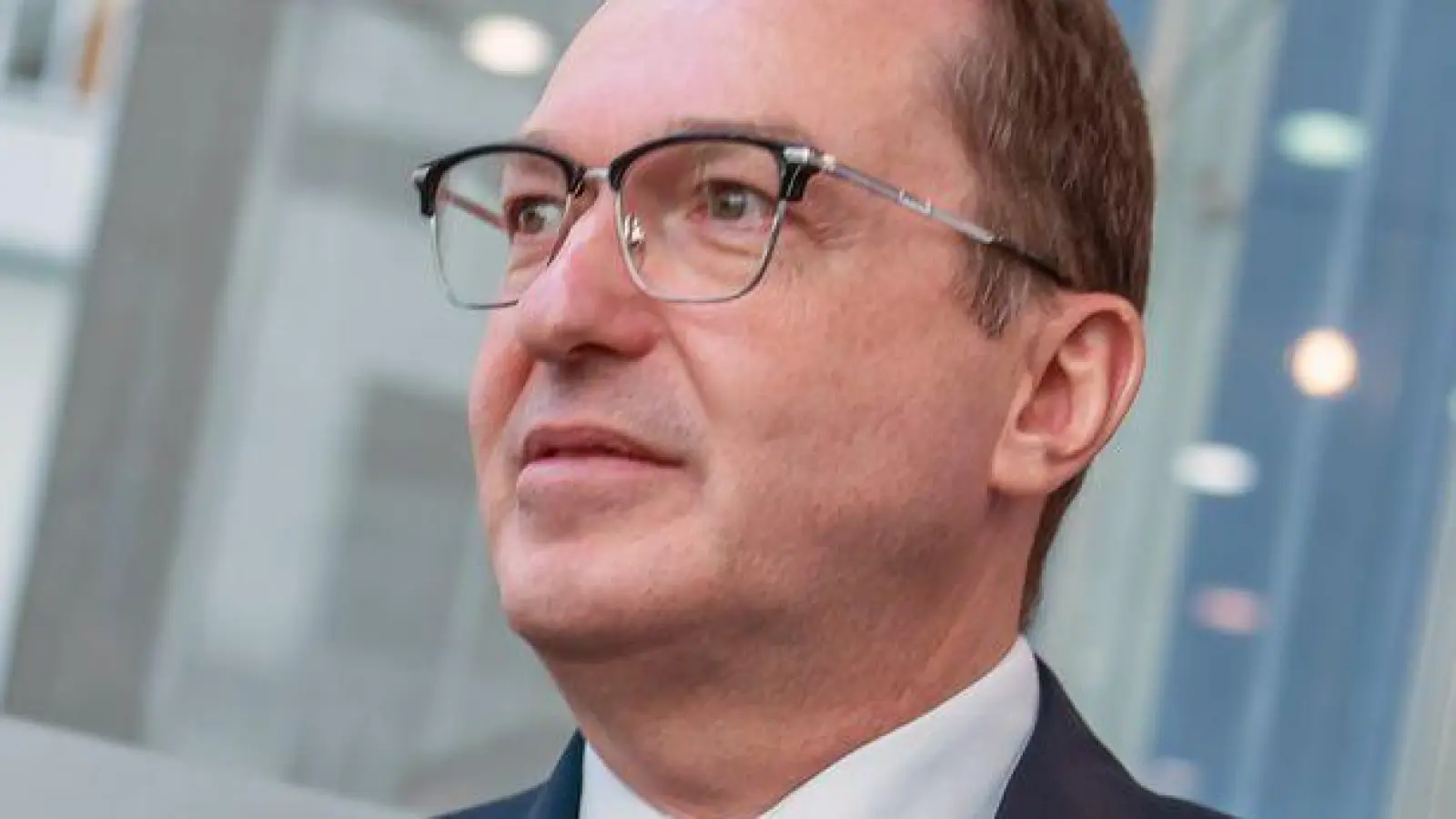 Bei der Vorstellung der Jahresstatistik zur politisch motivierten Kriminalität wurde Bundesinnenminister Alexander Dobrindt (CSU) auch nach der AfD gefragt.  (Foto: Michael Kappeler/dpa)