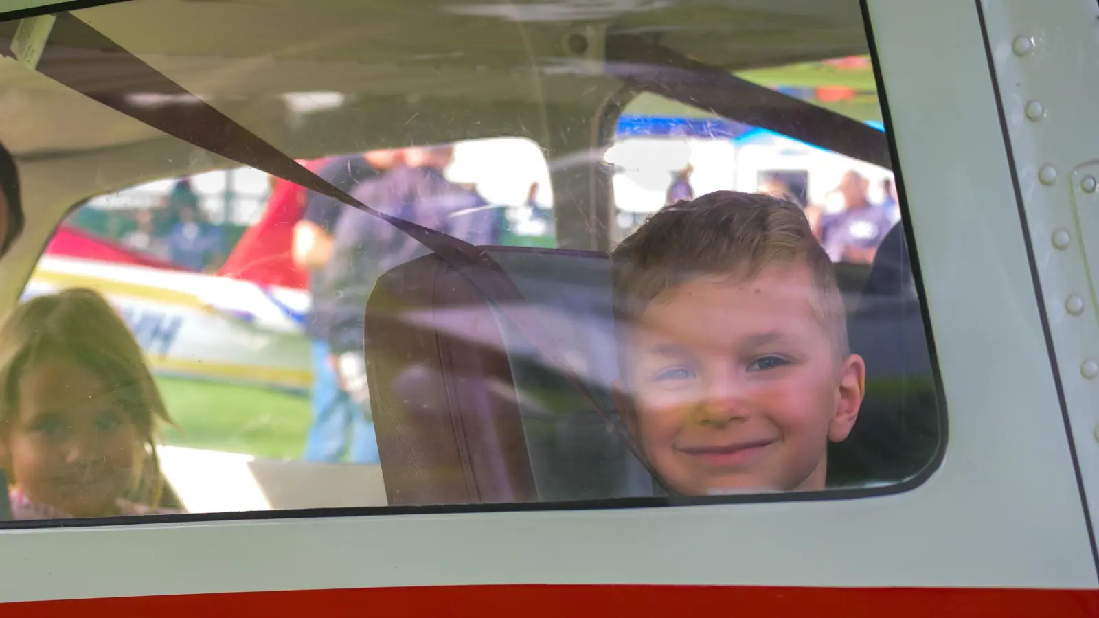 Große Vorfreude: Gleich geht&#39;s los im Kleinflugzeug. (Foto: René Chlopotowski)