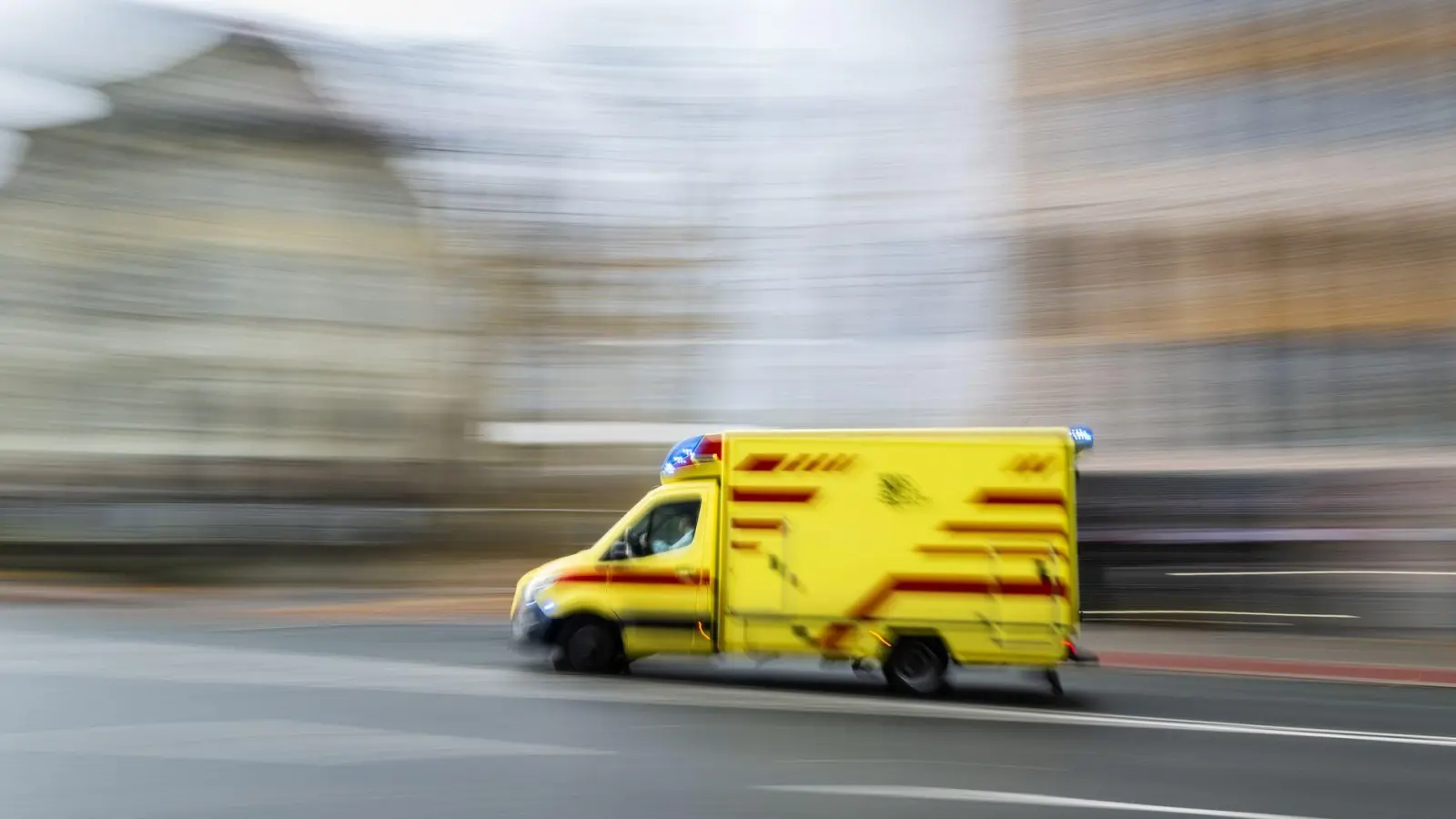 Mit schweren Verletzungen bringt ein Rettungswagen den 17-jährigen Motorradfahrer in eine Klinik. (Symbolbild) (Foto: Robert Michael/dpa)