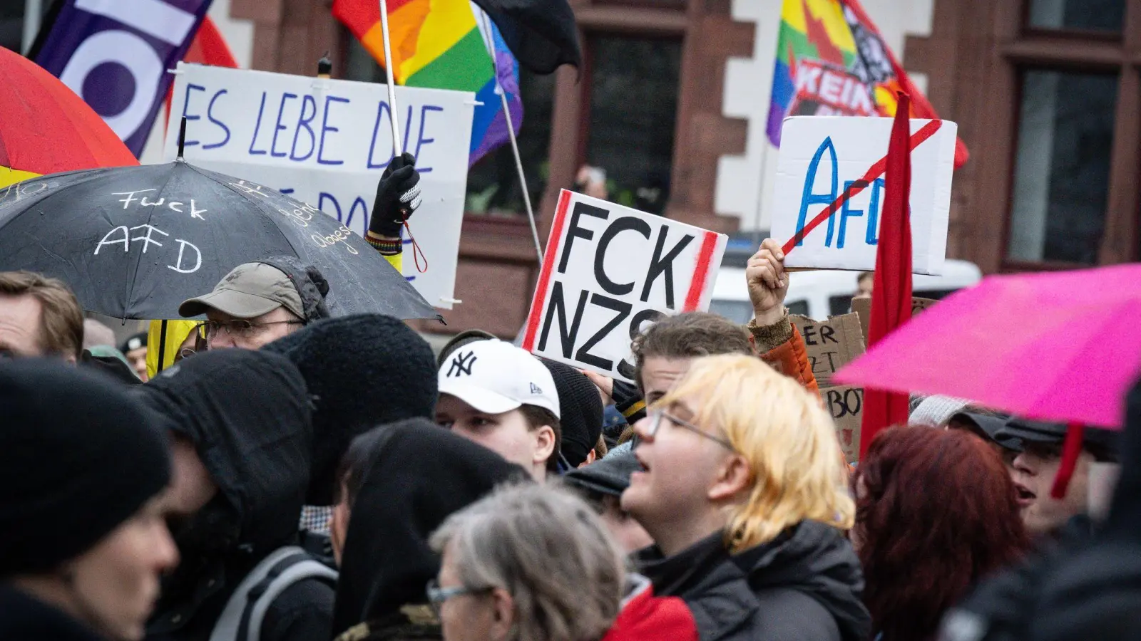 In Nordrhein-Westfalen gab es schon am Sonntag vehementen Protest gegen Auftritte des Thüringer AfD-Landeschefs Björn Höcke. (Foto: Benjamin Westhoff/dpa)