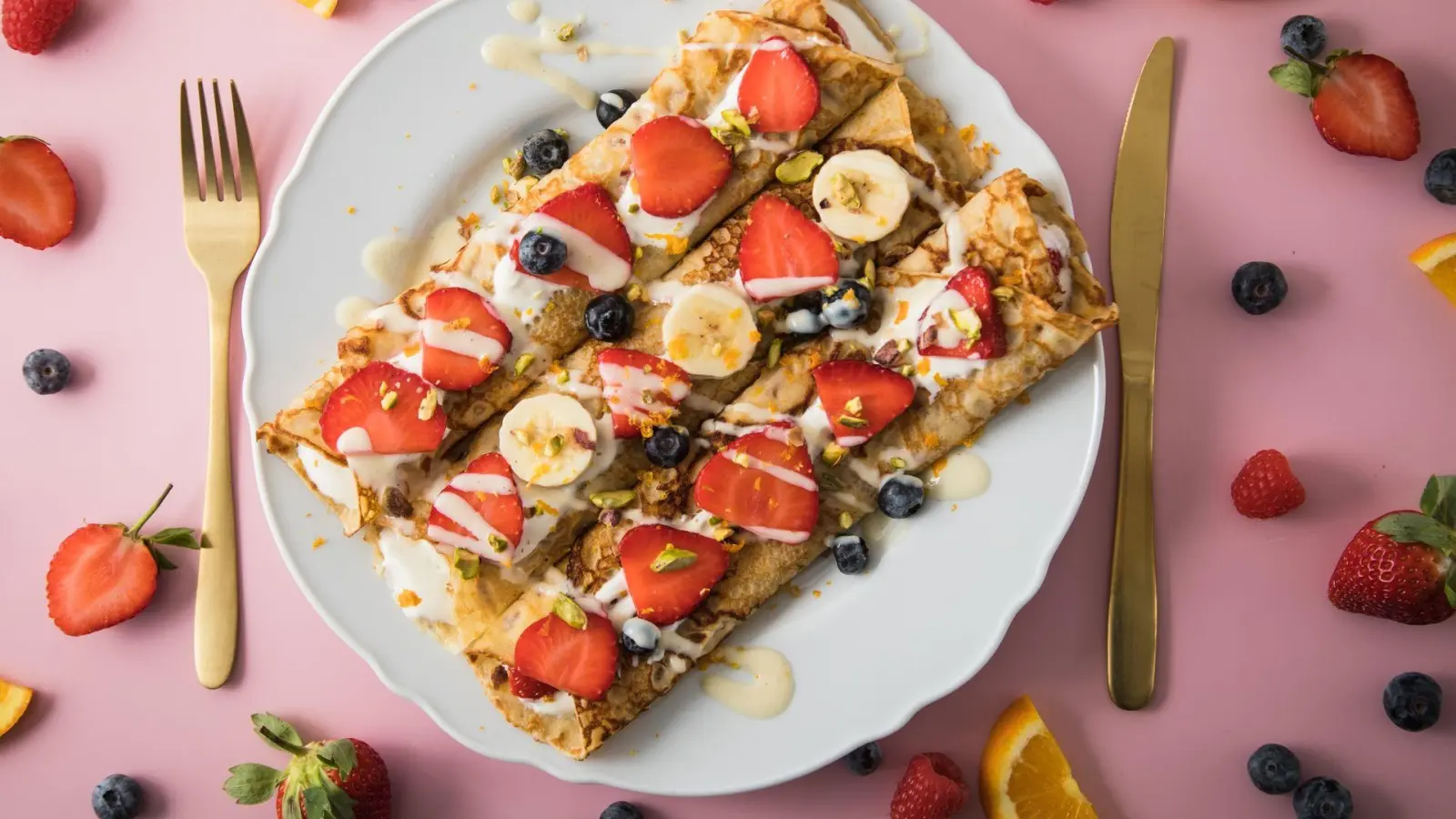 Süße Sünde: Erdbeeren und Crêpes zur Hochsaison. (Foto: Christin Klose/dpa-tmn)