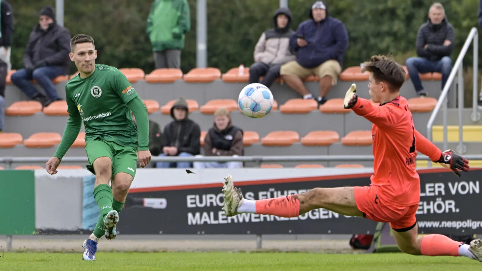 Gleich steht es 1:0. Michael Sperr überwindet kurz vor der Pause FVI-Torwart Markus Ponath. (Foto: Martin Rügner)