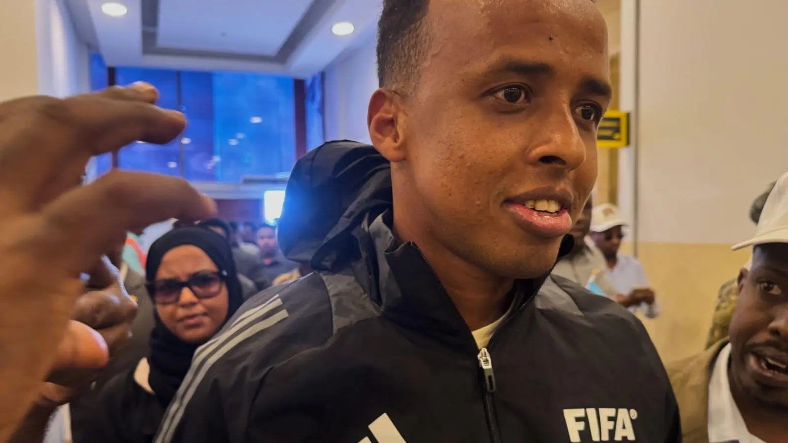 Bei seiner Rückkehr nach Somalia wurde Referee Omar Artan gefeiert. (Foto: Farah Abdi Warsameh/AP/dpa)